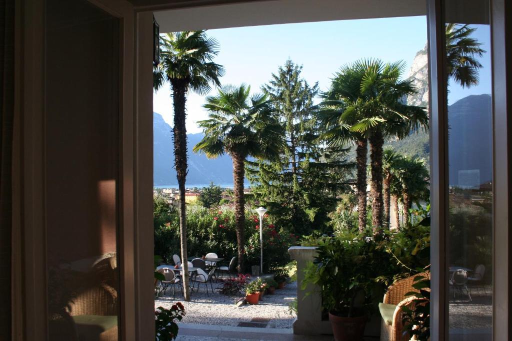 埃尔伯格加尔尼莫雷蒂别墅酒店 加尔达湖滨 外观 照片
